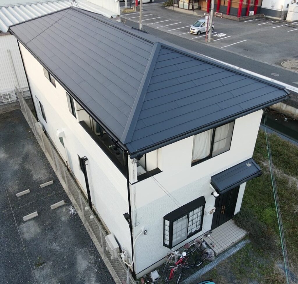 長浜市T様邸の外壁塗装・屋根カバー工法完了後の全景